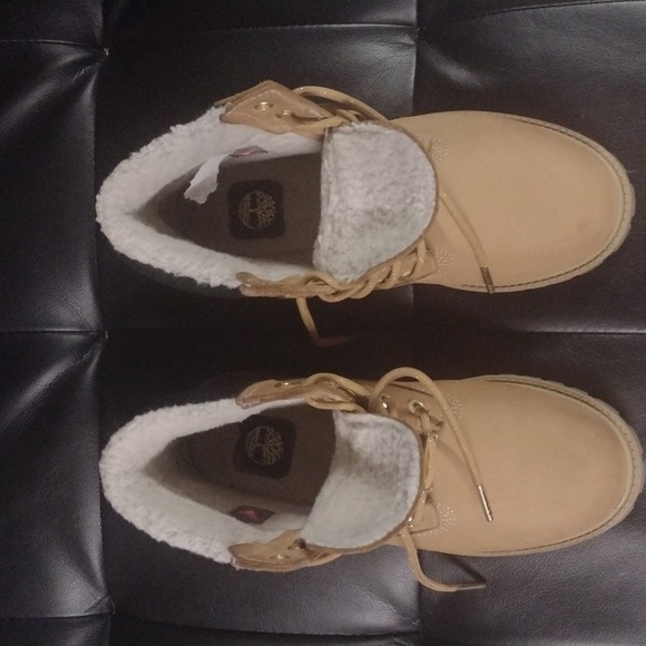 Wheat Timberland Boots Size 4.5 in kids fur inside. - Picture 5 of 5